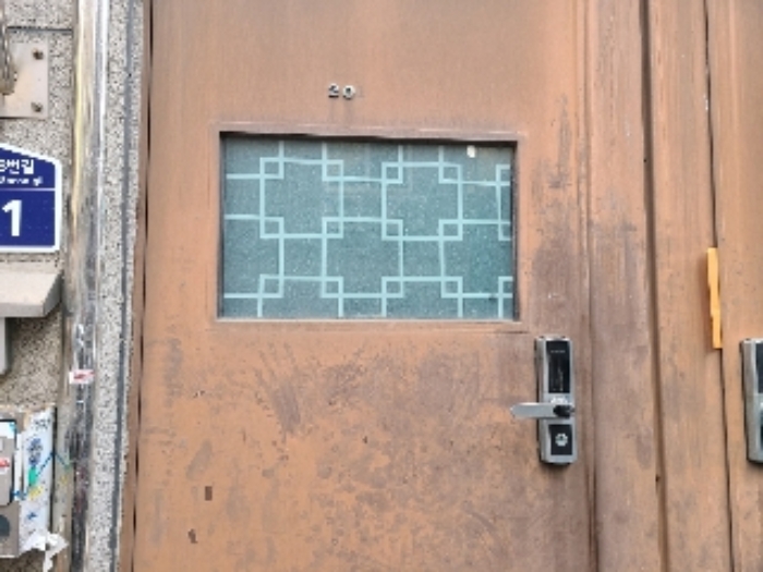 1층 201호 출입문