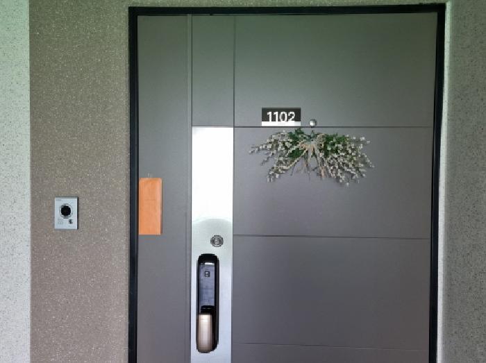 1102호 출입문