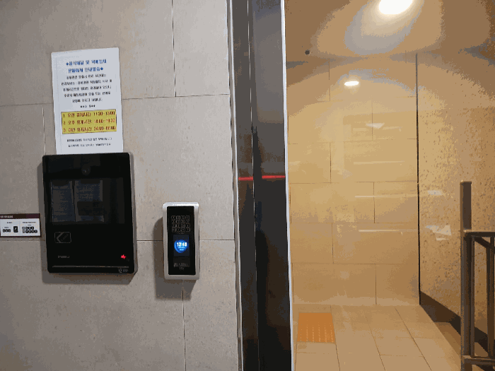 B 동 6.7호 1층 공동출입문 전경.