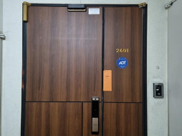 2601호 출입문