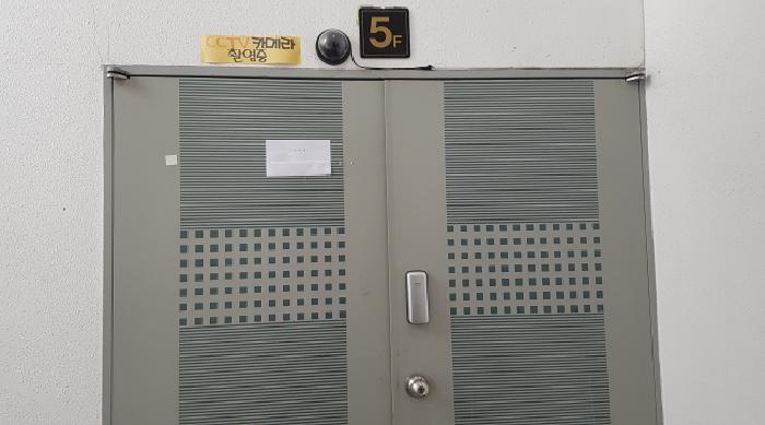 5층 출입문(안내문 부착) 
