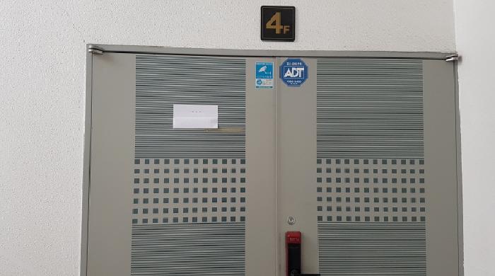 4층 출입문(안내문 부착) 