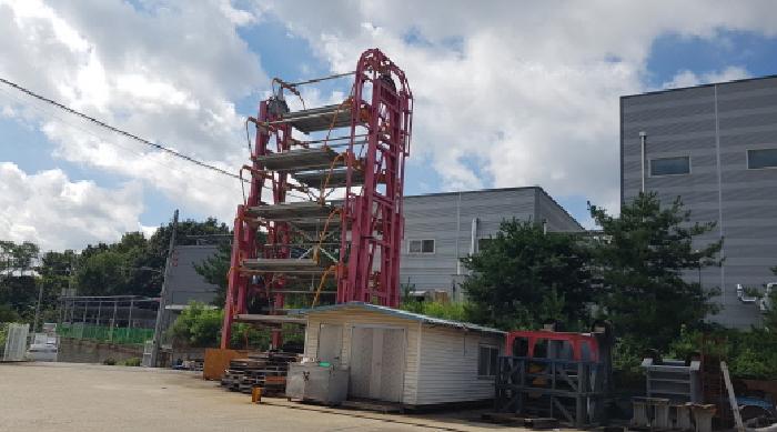 본건 남서쪽 경계 부근에 소재하는 제시외 주차타워 및 제시외 컨테이너박스 