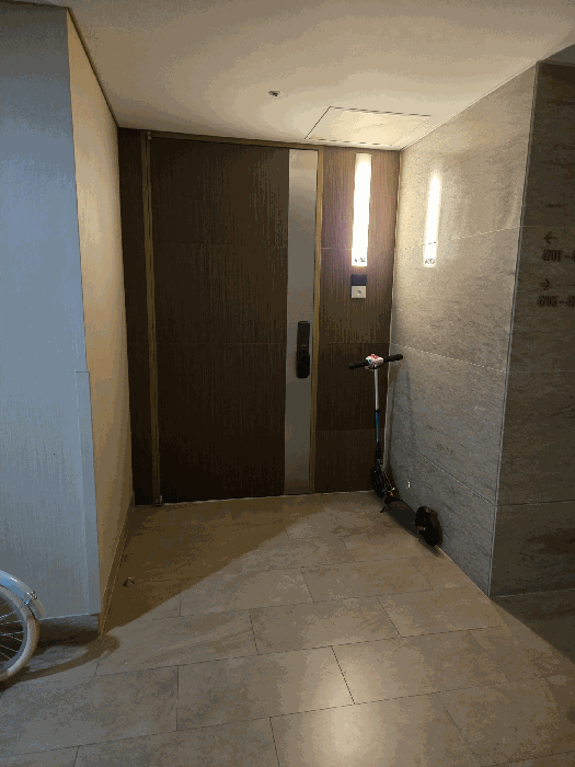 [기호(가): 본건 출입문]