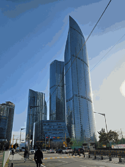 [본건 및 주변 전경 (북동 → 남서)]