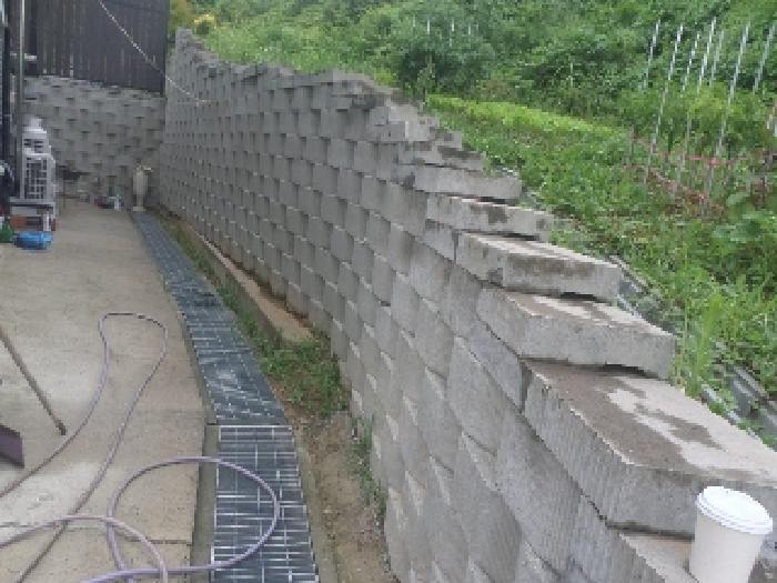 사진3. 목록1 토지 일부에 쳐진 옹벽 모습