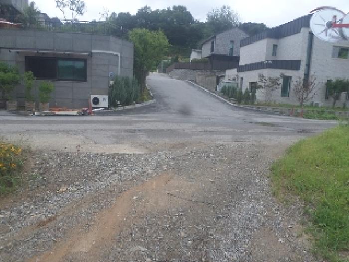 사진4. 주택단지 중앙을 가로지르는 목록3 도로의 모습