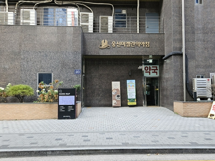 [본 건물 남측 출입문]