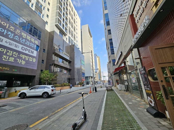 [본건 후면 소로 주변 전경]