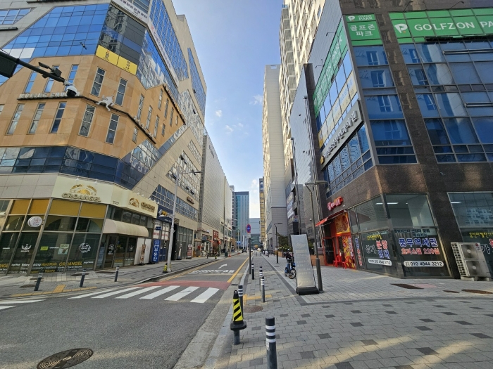 [본건 후면 소로 주변 전경]