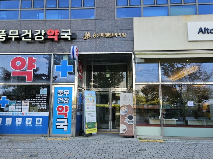 [본 건물 북측 출입문]