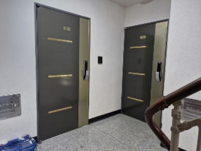 2층 출입문 (왼쪽이 201호)