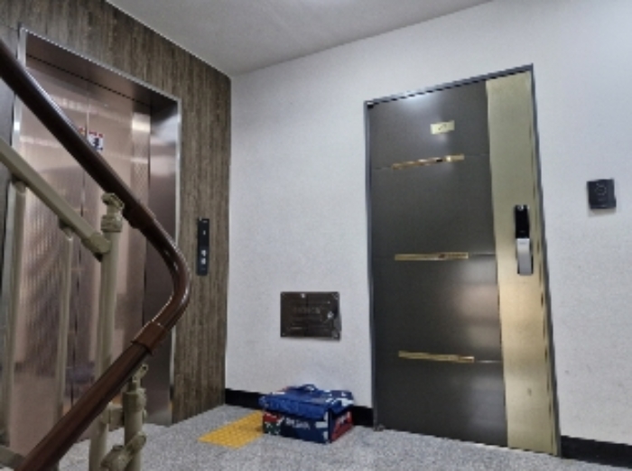(물건 2) 엘리베이터 및 201호 출입문