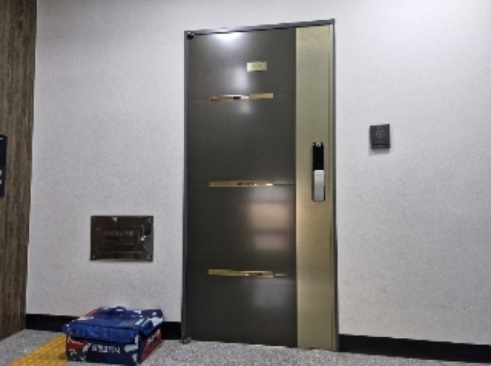 (물건 2) 201호 출입문