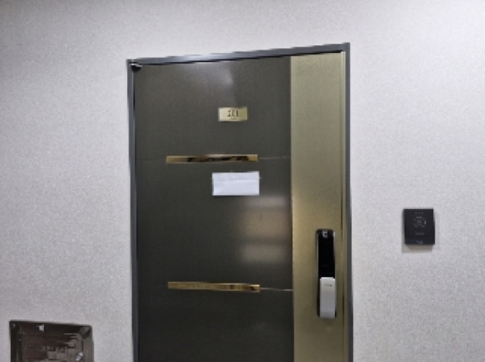 (물건 2) 201호 출입문 (안내문 부착)