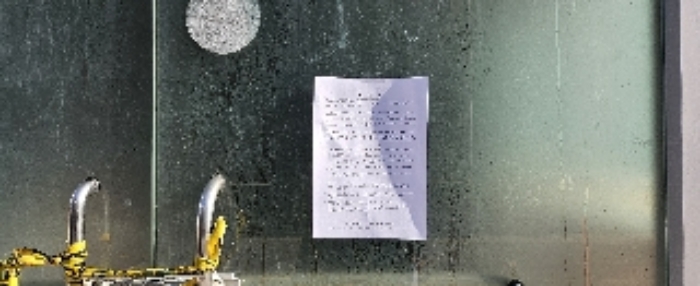 3번 부동산 건물 출입문 안내문 부착 모습