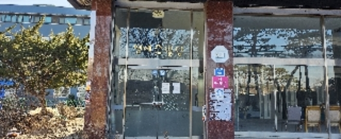 3번 부동산 건물 출입문 모습