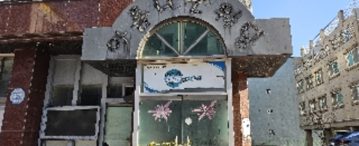 3번 부동산 건물 출입문 모습