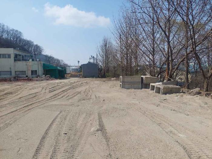 공장 부지를 평탄하게 공사를 해놓은 상태임