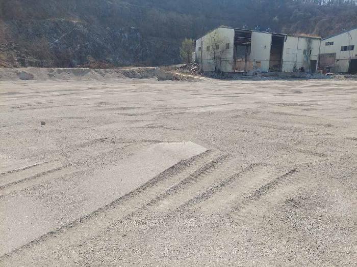 공장 부지를 평탄하게 공사를 해놓은 상태임