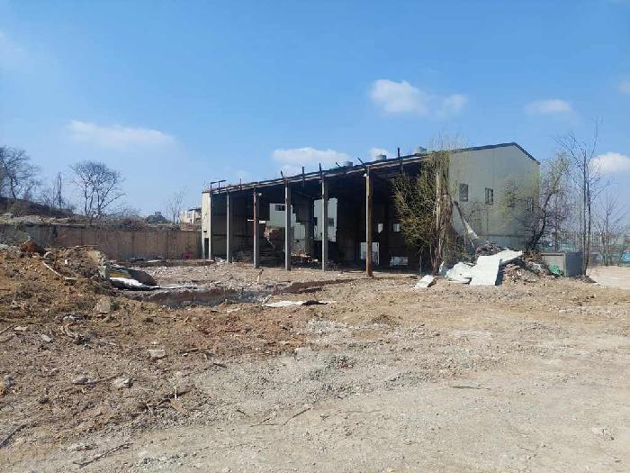 공장 전경 - 벽체가 철거된 상태임