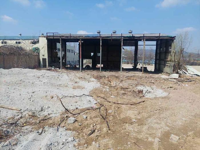 공장 전경 - 벽체가 철거된 상태임