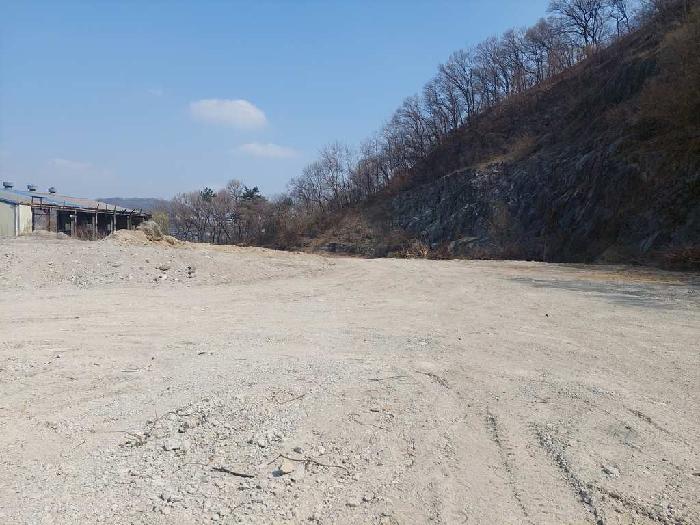 공장 부지를 평탄하게 공사를 해놓은 상태임