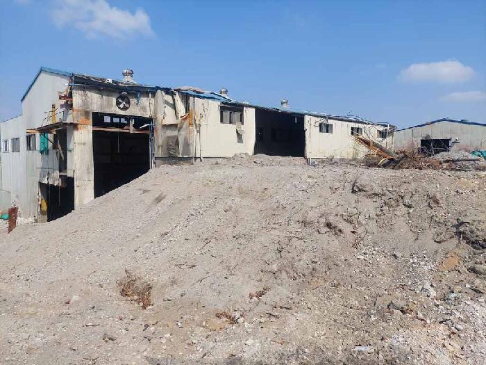 공장 전경 - 벽체가 철거된 상태임