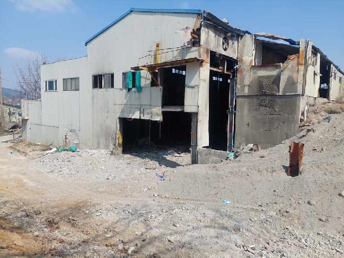 공장 전경 - 벽체가 철거된 상태임