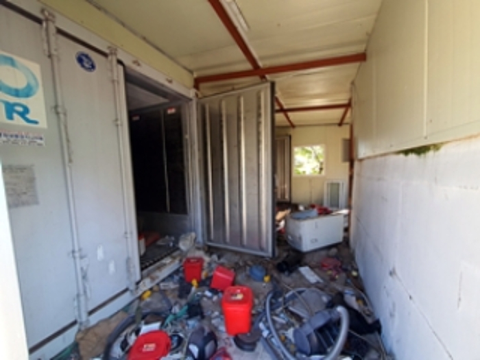 기호50,51 양지상 제시외 판넬조 판넬지붕 단층창고 및 컨테이너 2개를 이용한 단층창고(내부)