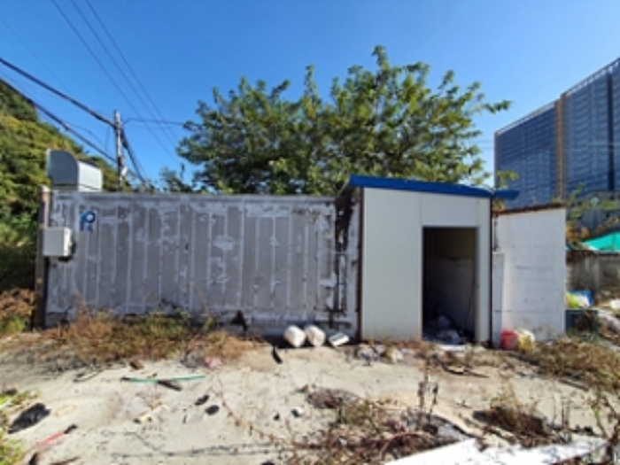 기호50,51 양지상 제시외 판넬조 판넬지붕 단층창고 및 컨테이너 2개를 이용한 단층창고