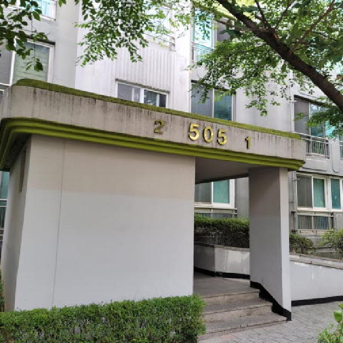 공동현관 출입구 전경(`505` 표시 있음)