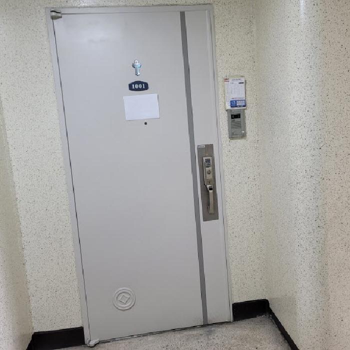 전유부분 출입구 전경(안내문 부착)