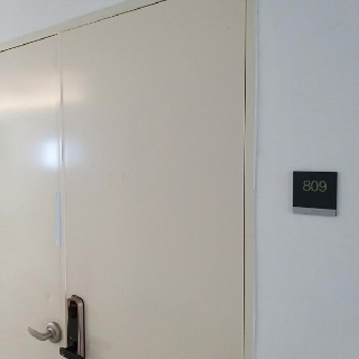 809호 출입문