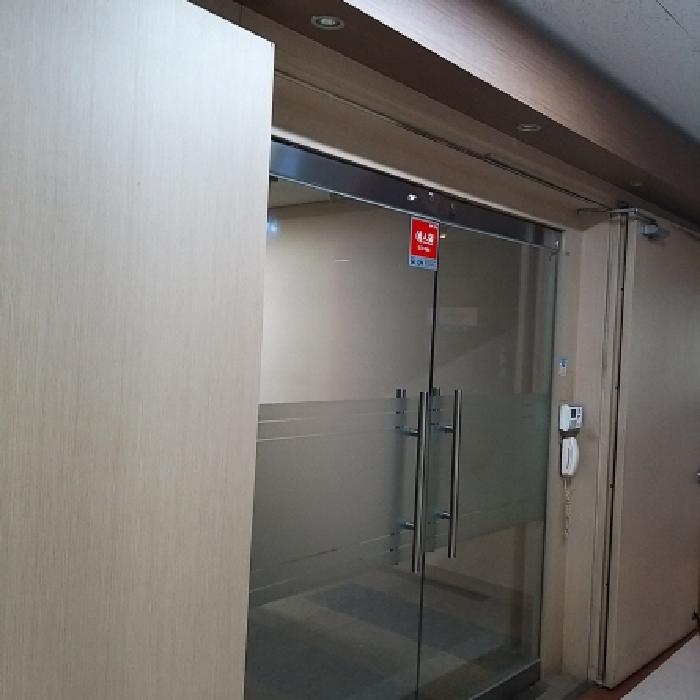 해당 부동산 출입문 모습