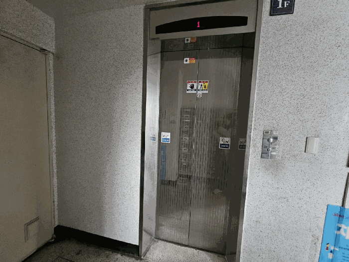 본건물내 엘리베이터 전경
