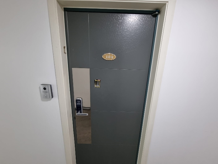 목록1. 104호 출입문