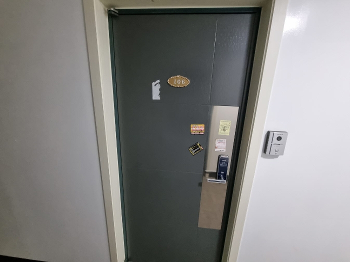 목록1. 105호 출입문