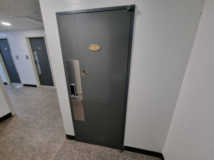 목록1. 108호 출입문