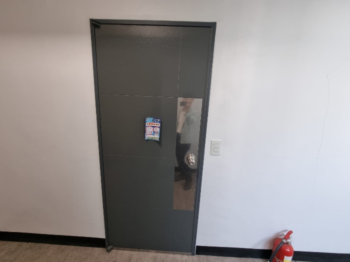 목록1. 112호 출입문