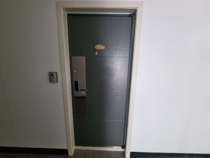 목록1. 203호 출입문