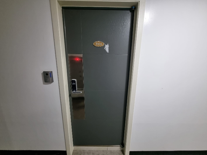 목록1. 204호 출입문