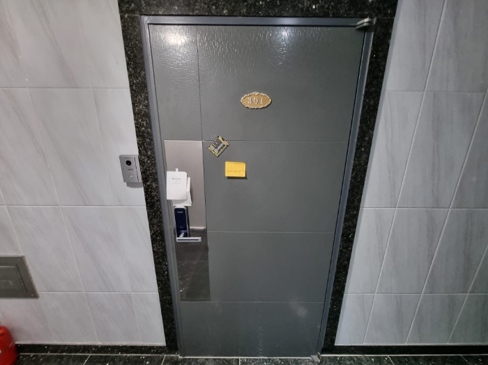 목록1. 301호 출입문