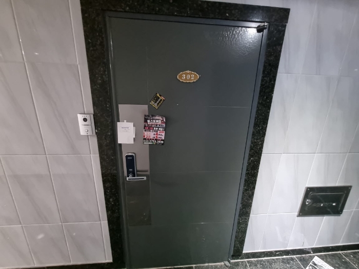 목록1. 302호 출입문