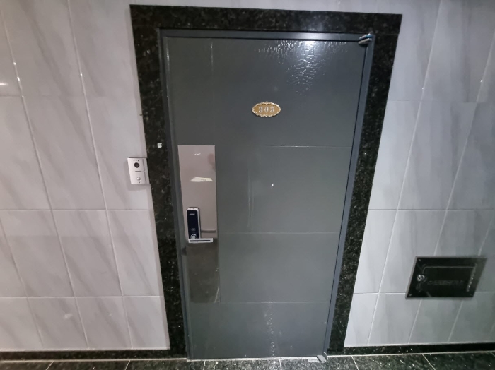 목록1. 303호 출입문