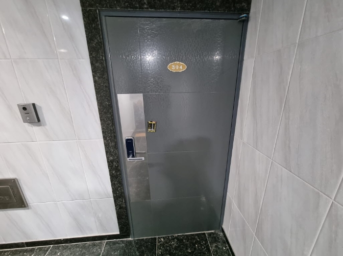 목록1. 304호 출입문