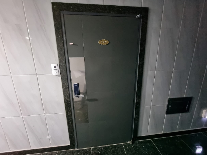 목록1. 502호 출입문