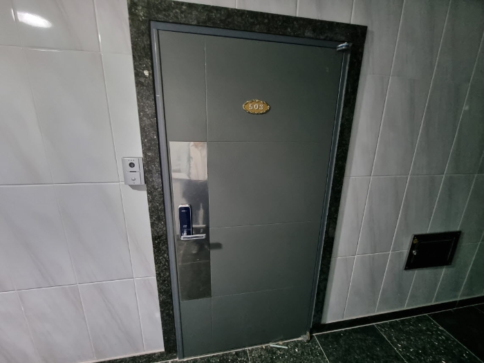 목록1. 503호 출입문