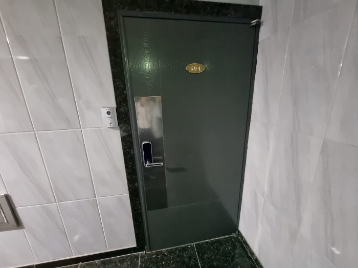 목록1. 504호 출입문