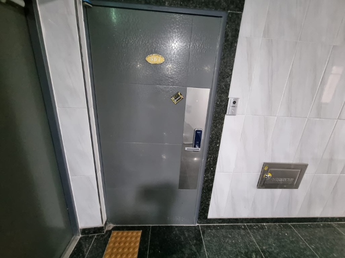 목록1. 507호 출입문